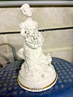 Ancienne XXème sculpture, statue en biscuit signé capodimonte femme bouquet