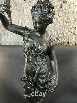 Ancienne grande statue de femme en régule avec flambeau sur socle en bois