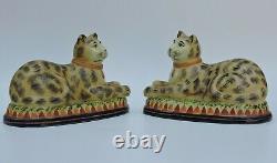 Ancienne paire de sujets en céramique figurant des chats