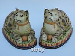 Ancienne paire de sujets en céramique figurant des chats