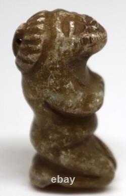 Ancienne sculpture chinoise Hetian en jade sculptée femme agenouillée statue