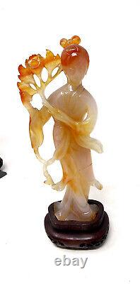 Ancienne sculpture chinoise en cornalie d'un courtisan tenant des fleurs