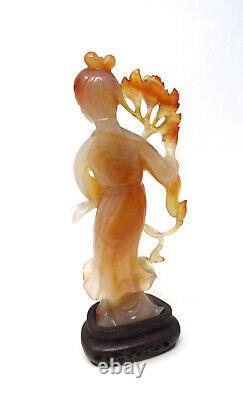 Ancienne sculpture chinoise en cornalie d'un courtisan tenant des fleurs