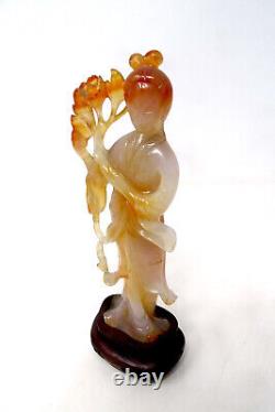 Ancienne sculpture chinoise en cornalie d'un courtisan tenant des fleurs