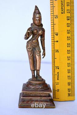 Ancienne sculpture en bronze statue de la déesse de la divinité indienne Parv