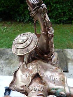 Ancienne sculpture statue guerrier africain sur cheval cabré. Belle taille