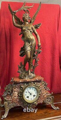 Ancienne statue Hippolyte Moreau Victoria fin 19ème sur Pendule Marbre Moucheté