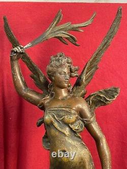 Ancienne statue Hippolyte Moreau Victoria fin 19ème sur Pendule Marbre Moucheté