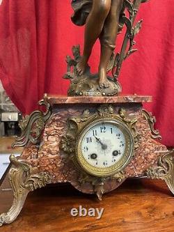 Ancienne statue Hippolyte Moreau Victoria fin 19ème sur Pendule Marbre Moucheté