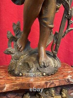 Ancienne statue Hippolyte Moreau Victoria fin 19ème sur Pendule Marbre Moucheté