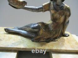 Ancienne statue art déco en régule jeune fille a l'oiseau socle marbre