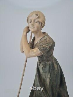 Ancienne statue art nouveau en terre cuite patiné, pêcheuse, signée à déchiffrer