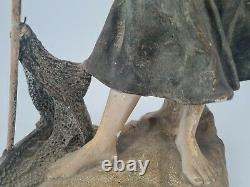 Ancienne statue art nouveau en terre cuite patiné, pêcheuse, signée à déchiffrer