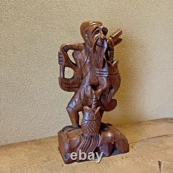 Ancienne statue artisanale pêcheur thaïlandais sculpture sur bois bonne