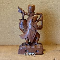 Ancienne statue artisanale pêcheur thaïlandais sculpture sur bois bonne