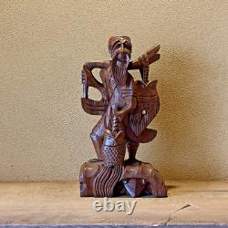 Ancienne statue artisanale pêcheur thaïlandais sculpture sur bois bonne