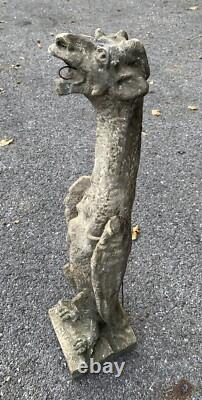 Ancienne statue chimère néogothique en stuc dans le style de Viollet le Duc