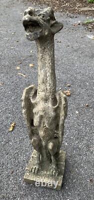 Ancienne statue chimère néogothique en stuc dans le style de Viollet le Duc