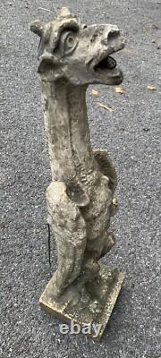 Ancienne statue chimère néogothique en stuc dans le style de Viollet le Duc