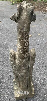 Ancienne statue chimère néogothique en stuc dans le style de Viollet le Duc