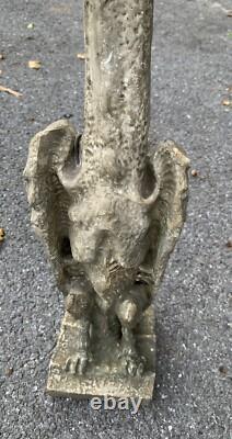 Ancienne statue chimère néogothique en stuc dans le style de Viollet le Duc
