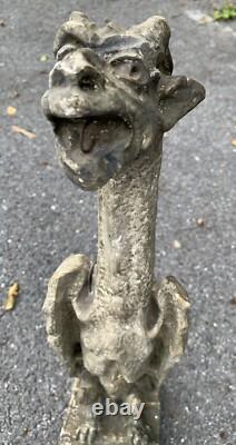 Ancienne statue chimère néogothique en stuc dans le style de Viollet le Duc