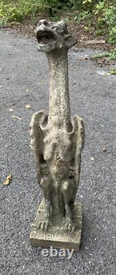 Ancienne statue chimère néogothique en stuc dans le style de Viollet le Duc