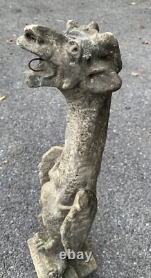 Ancienne statue chimère néogothique en stuc dans le style de Viollet le Duc