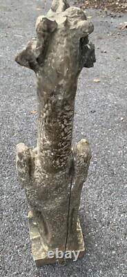Ancienne statue chimère néogothique en stuc dans le style de Viollet le Duc