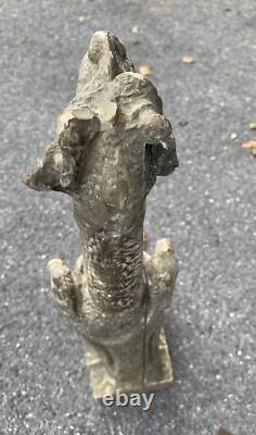 Ancienne statue chimère néogothique en stuc dans le style de Viollet le Duc