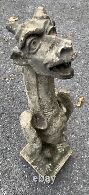 Ancienne statue chimère néogothique en stuc dans le style de Viollet le Duc