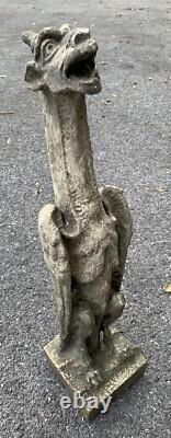 Ancienne statue chimère néogothique en stuc dans le style de Viollet le Duc