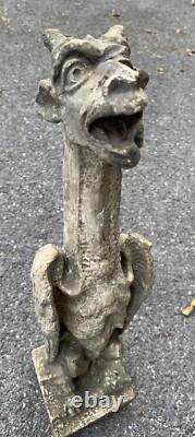Ancienne statue chimère néogothique en stuc dans le style de Viollet le Duc