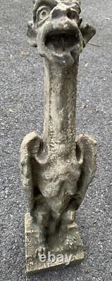 Ancienne statue chimère néogothique en stuc dans le style de Viollet le Duc
