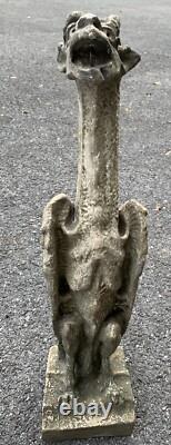 Ancienne statue chimère néogothique en stuc dans le style de Viollet le Duc