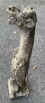 Ancienne statue chimère néogothique en stuc dans le style de Viollet le Duc