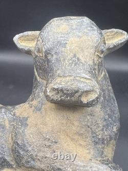 Ancienne statue de taureau en pierre proche-orient sculpture de taureau