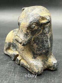 Ancienne statue de taureau en pierre proche-orient sculpture de taureau