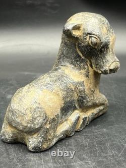Ancienne statue de taureau en pierre proche-orient sculpture de taureau