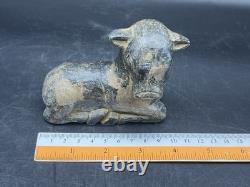 Ancienne statue de taureau en pierre proche-orient sculpture de taureau