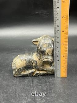 Ancienne statue de taureau en pierre proche-orient sculpture de taureau