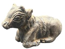 Ancienne statue de taureau en pierre sculpture en pierre près du taureau