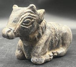 Ancienne statue de taureau en pierre sculpture en pierre près du taureau