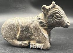 Ancienne statue de taureau en pierre sculpture en pierre près du taureau