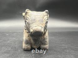 Ancienne statue de taureau en pierre sculpture en pierre près du taureau