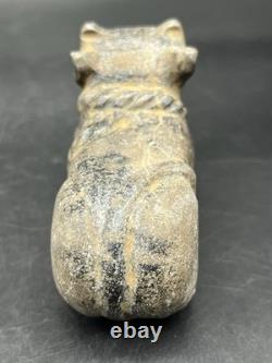 Ancienne statue de taureau en pierre sculpture en pierre près du taureau