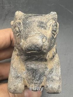 Ancienne statue de taureau en pierre sculpture en pierre près du taureau