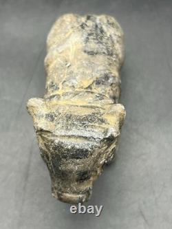 Ancienne statue de taureau en pierre sculpture en pierre près du taureau