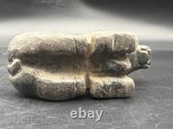 Ancienne statue de taureau en pierre sculpture en pierre près du taureau