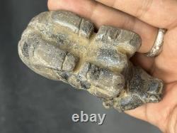 Ancienne statue de taureau en pierre sculpture en pierre près du taureau